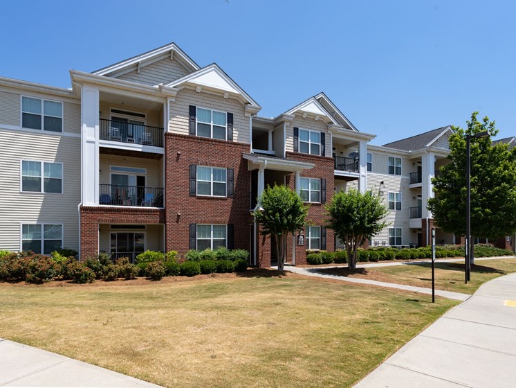 Lush Exterior View Of The Property at Abberly Village Apartment Homes, West Columbia